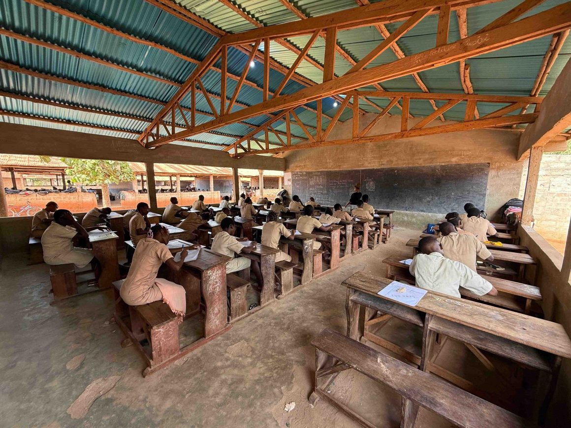 Tinywow Une classe du secondaire 87482245